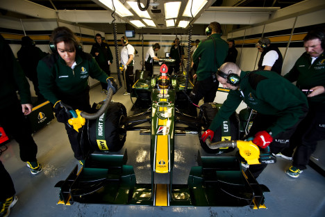 Der hersker travlhed i Lotus' pitgarage.